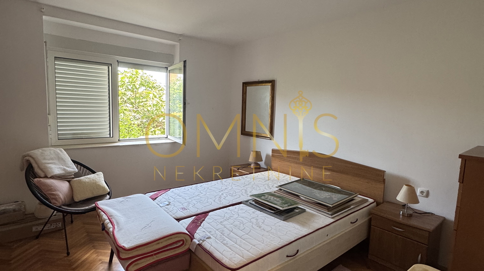 CRIKVENICA – Apartment with terrace, garden, and two cellars, only 200 m from the sea