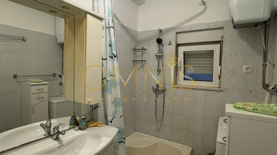 CRIKVENICA – Apartment with terrace, garden, and two cellars, only 200 m from the sea