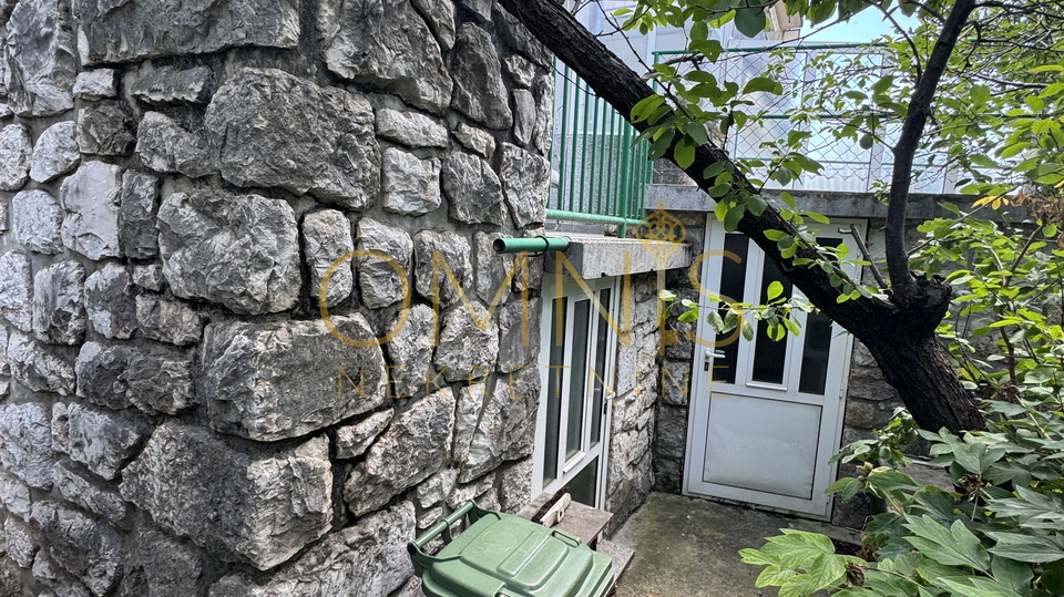 CRIKVENICA – Apartment with terrace, garden, and two cellars, only 200 m from the sea