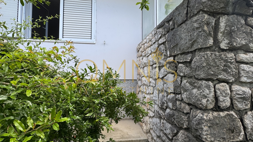 CRIKVENICA – Apartment with terrace, garden, and two cellars, only 200 m from the sea
