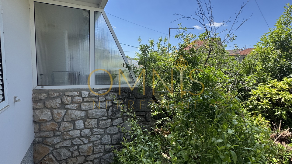 CRIKVENICA – Apartment with terrace, garden, and two cellars, only 200 m from the sea