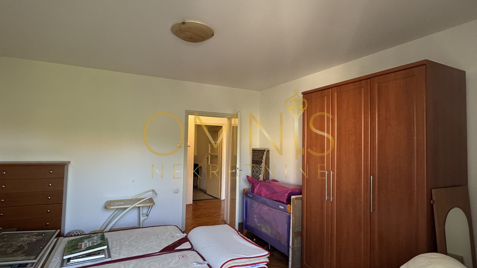 CRIKVENICA – Apartment with terrace, garden, and two cellars, only 200 m from the sea
