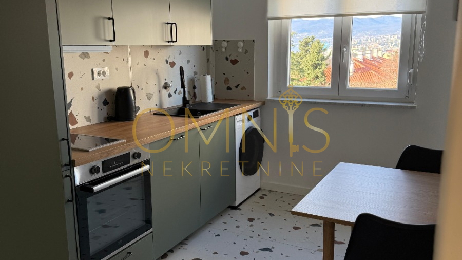 Najam novoadaptiranog dvosobnog stana s pogledom na more – Donja Vežica