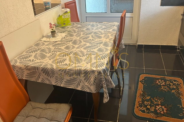 Iznajmljuje se uredan i potpuno namješten stan – Kraljevica 350€!