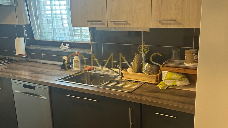 Iznajmljuje se uredan i potpuno namješten stan – Kraljevica 350€!