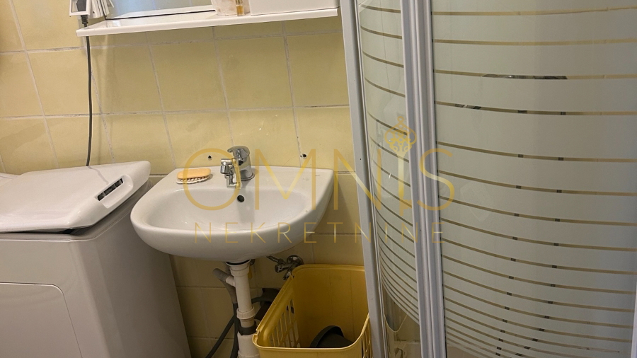 Iznajmljuje se uredan i potpuno namješten stan – Kraljevica 350€!