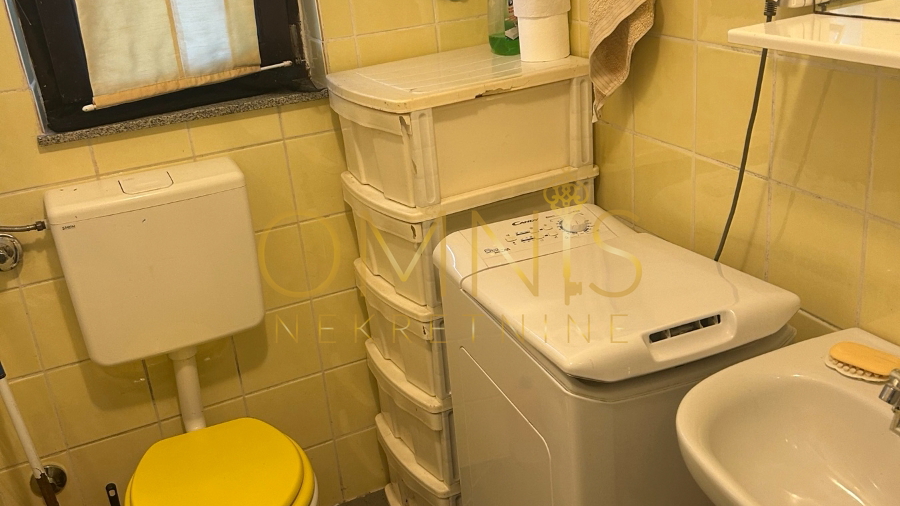 Iznajmljuje se uredan i potpuno namješten stan – Kraljevica 350€!