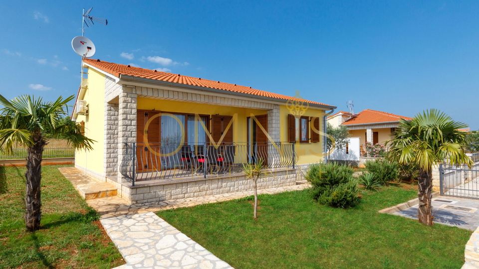 KAŠTELIR, LABINCI- samostojeća kuća, bazen, okućnica!