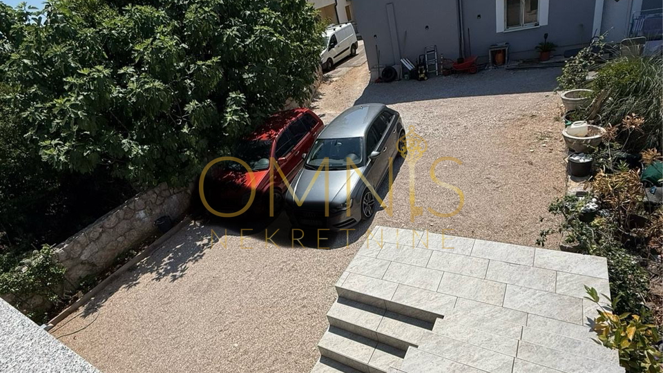 Kuća s 2 Apartmana – Potpuno Renovirana Nekretnina u Omišlju