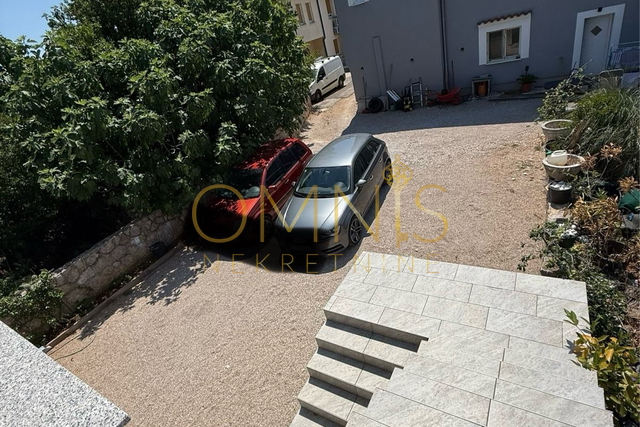 Kuća s 2 Apartmana – Potpuno Renovirana Nekretnina u Omišlju