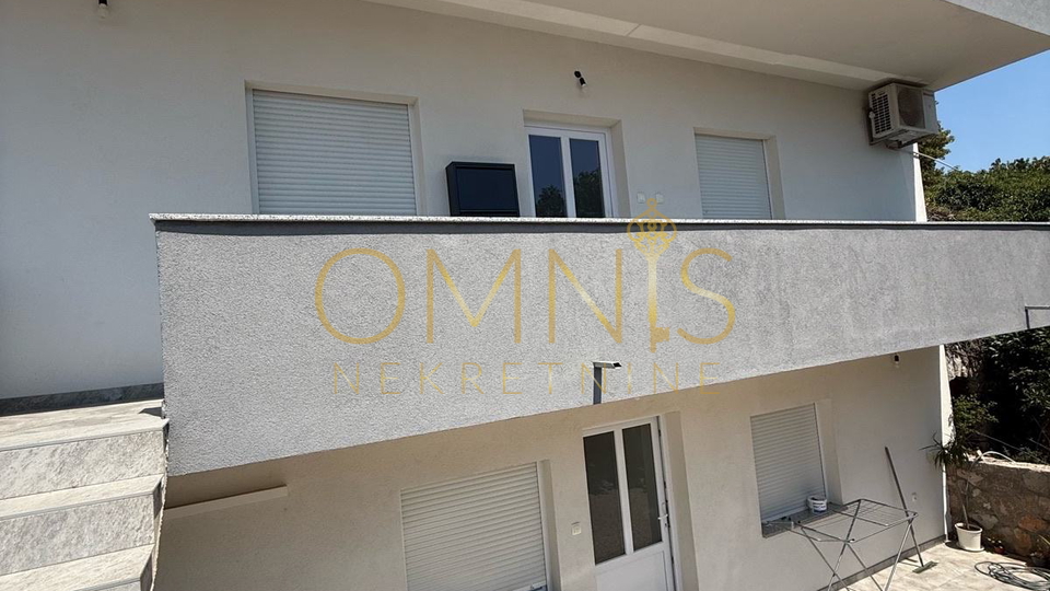 Kuća s 2 Apartmana – Potpuno Renovirana Nekretnina u Omišlju
