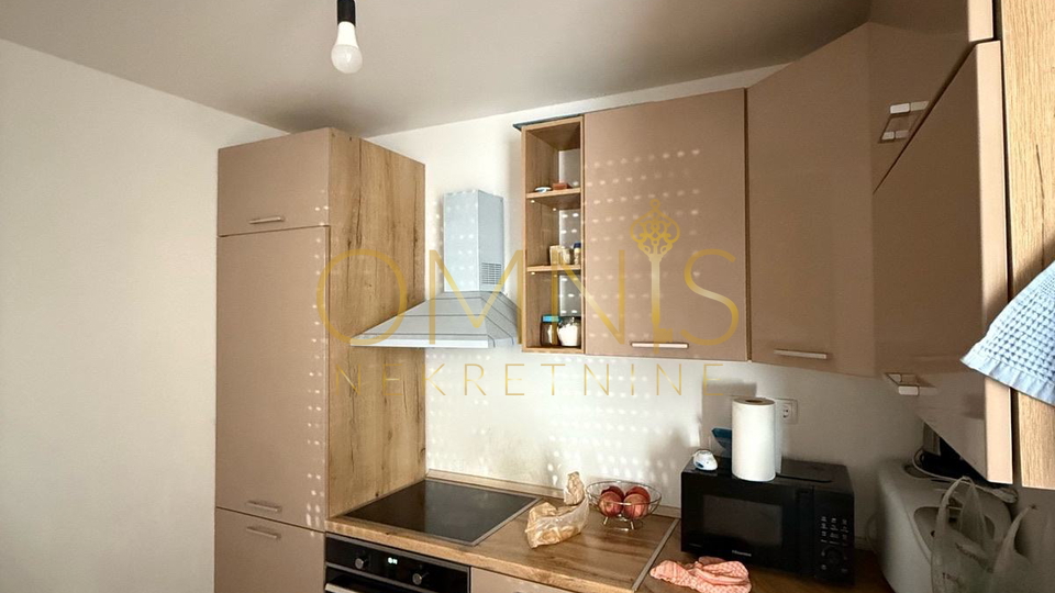 Kuća s 2 Apartmana – Potpuno Renovirana Nekretnina u Omišlju
