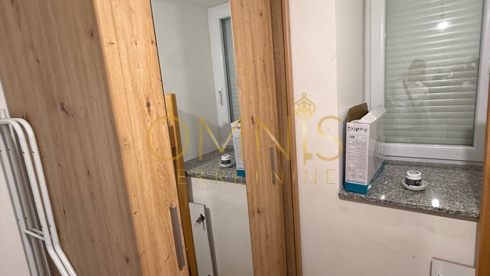 Kuća s 2 Apartmana – Potpuno Renovirana Nekretnina u Omišlju