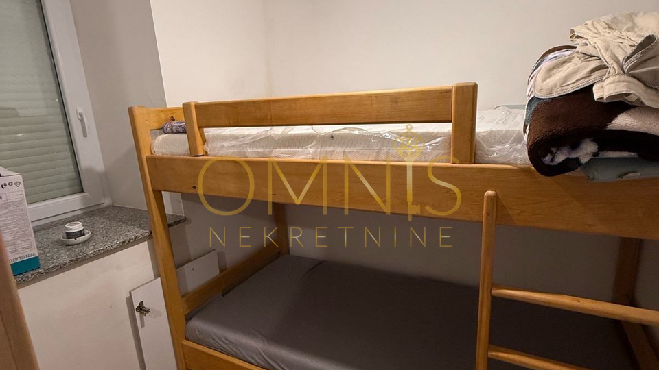 Kuća s 2 Apartmana – Potpuno Renovirana Nekretnina u Omišlju