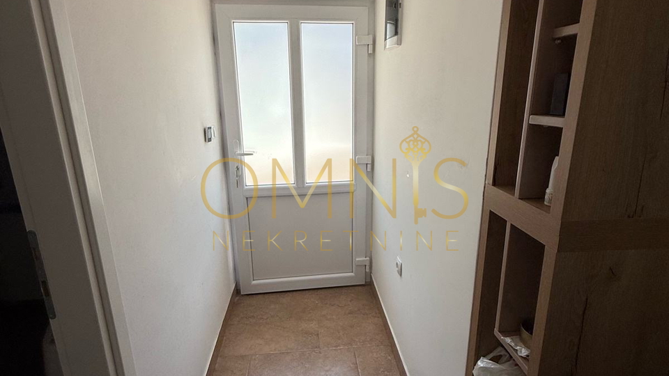 Kuća s 2 Apartmana – Potpuno Renovirana Nekretnina u Omišlju