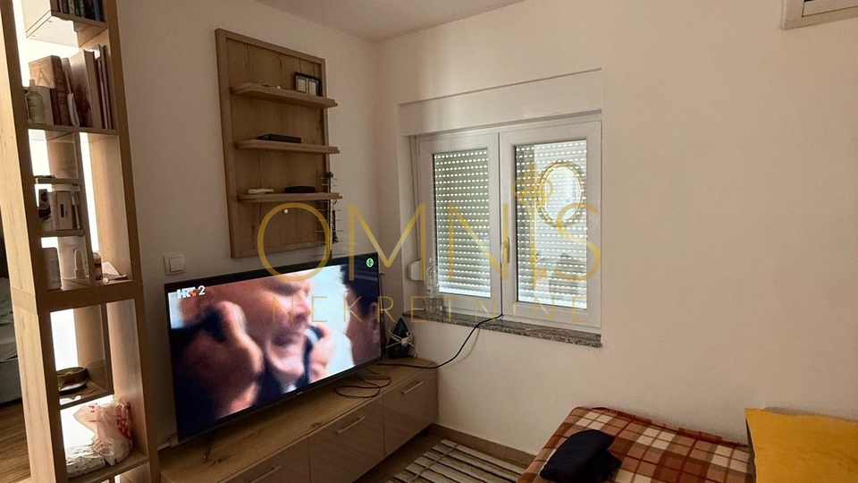 Kuća s 2 Apartmana – Potpuno Renovirana Nekretnina u Omišlju