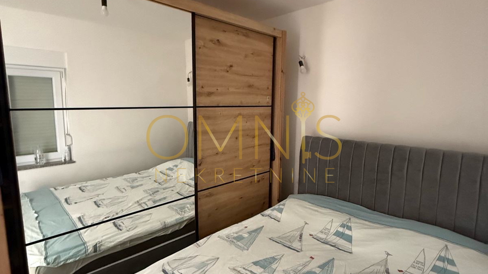 Kuća s 2 Apartmana – Potpuno Renovirana Nekretnina u Omišlju