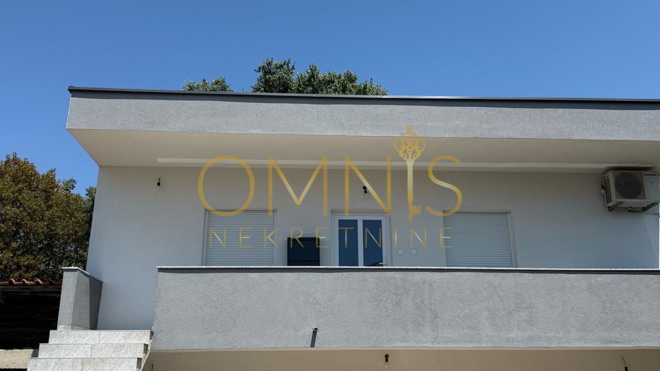 Kuća s 2 Apartmana – Potpuno Renovirana Nekretnina u Omišlju
