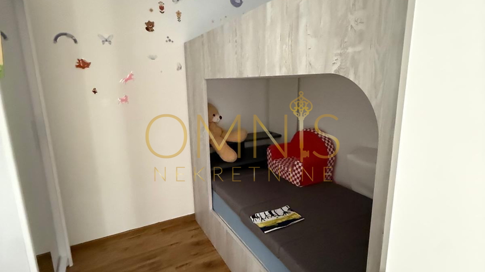 Kuća s 2 Apartmana – Potpuno Renovirana Nekretnina u Omišlju