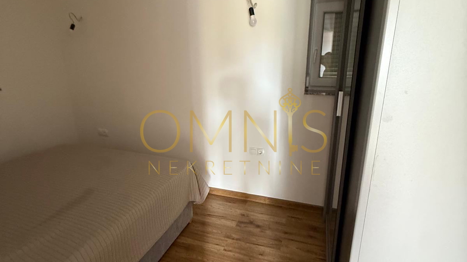 Kuća s 2 Apartmana – Potpuno Renovirana Nekretnina u Omišlju