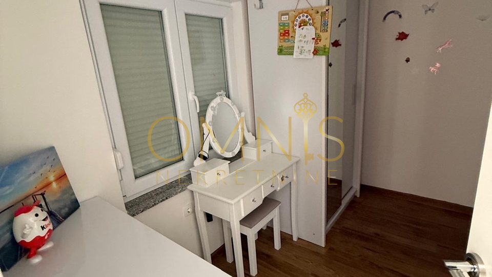 Kuća s 2 Apartmana – Potpuno Renovirana Nekretnina u Omišlju