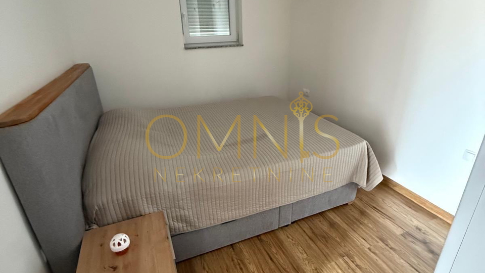 Kuća s 2 Apartmana – Potpuno Renovirana Nekretnina u Omišlju