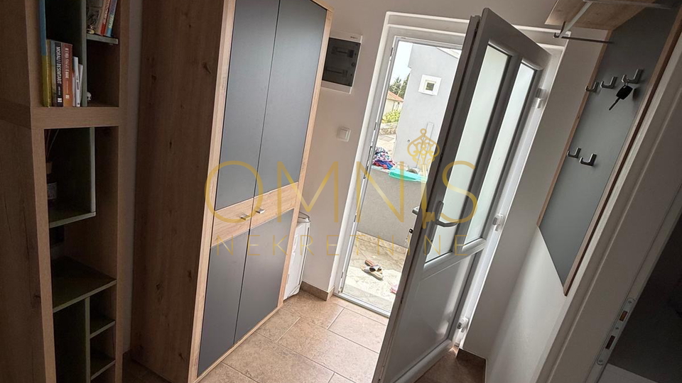 Kuća s 2 Apartmana – Potpuno Renovirana Nekretnina u Omišlju