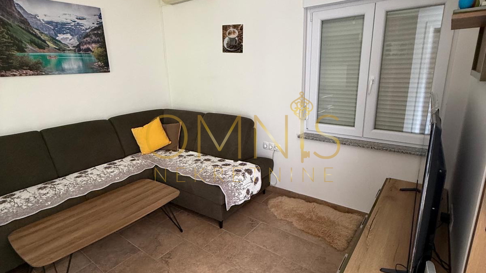 Kuća s 2 Apartmana – Potpuno Renovirana Nekretnina u Omišlju