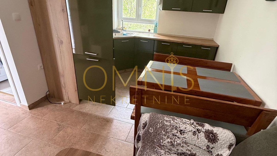 Kuća s 2 Apartmana – Potpuno Renovirana Nekretnina u Omišlju