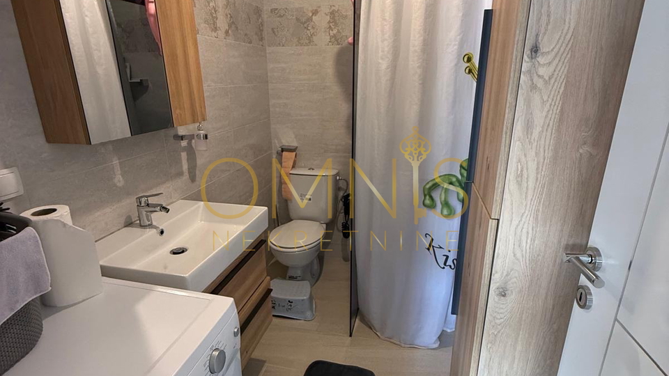 Kuća s 2 Apartmana – Potpuno Renovirana Nekretnina u Omišlju