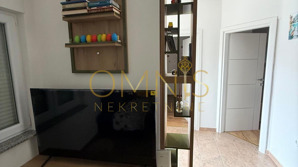 Kuća s 2 Apartmana – Potpuno Renovirana Nekretnina u Omišlju