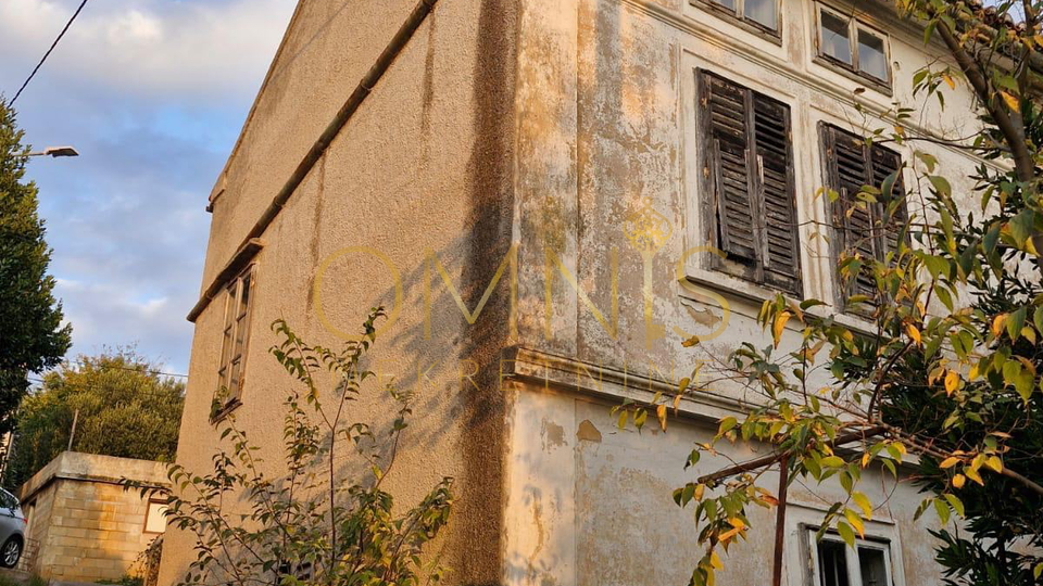 Kraljevica – samostojeća katnica, 180 m² + dvorište 315 m² – KUĆA ZA KOMPLETNU ADAPTACIJU