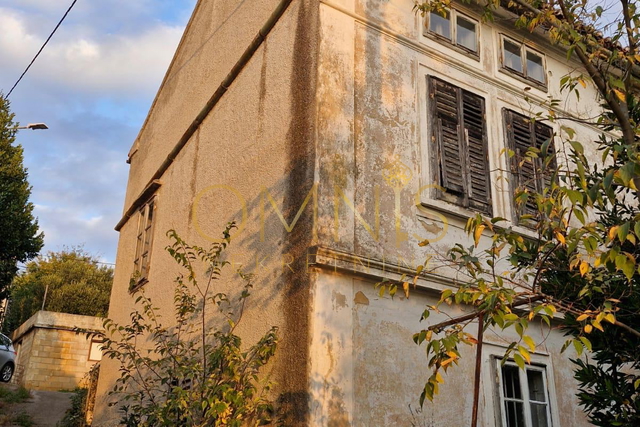 Kraljevica – samostojeća katnica, 180 m² + dvorište 315 m² – KUĆA ZA KOMPLETNU ADAPTACIJU