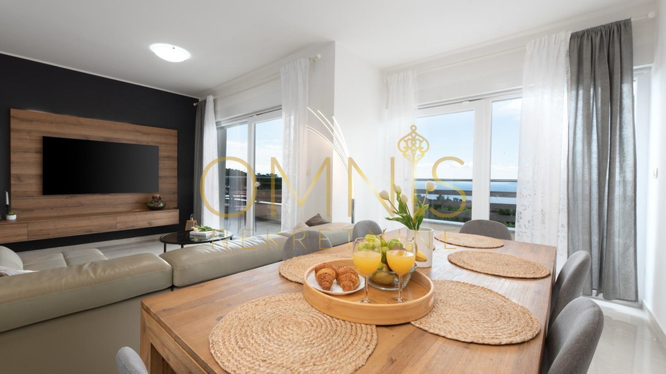MATULJI &ndash; MODERN APARTMENT 95 m&sup2; WITH A VIEW OF KVARNER&comma; 2 PARKING SPACES AND PRIVATE YARD