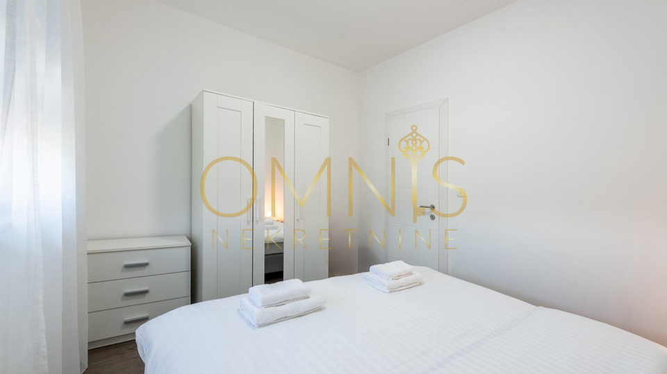 MATULJI &ndash; MODERN APARTMENT 95 m&sup2; WITH A VIEW OF KVARNER&comma; 2 PARKING SPACES AND PRIVATE YARD