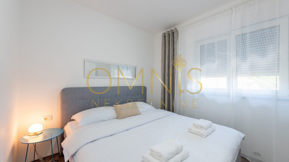 MATULJI &ndash; MODERN APARTMENT 95 m&sup2; WITH A VIEW OF KVARNER&comma; 2 PARKING SPACES AND PRIVATE YARD