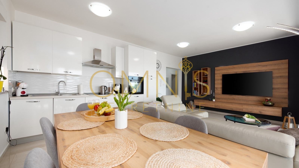 MATULJI &ndash; MODERN APARTMENT 95 m&sup2; WITH A VIEW OF KVARNER&comma; 2 PARKING SPACES AND PRIVATE YARD