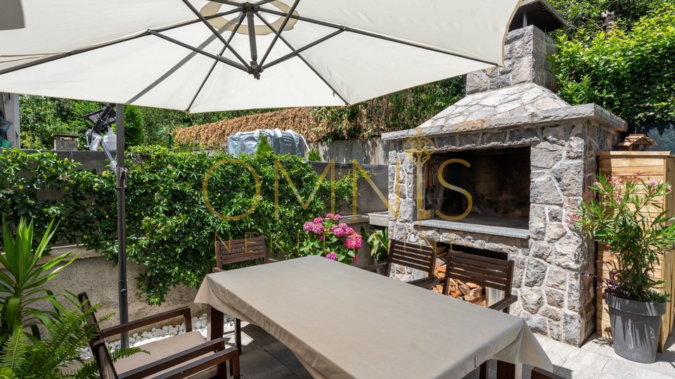 MATULJI &ndash; MODERN APARTMENT 95 m&sup2; WITH A VIEW OF KVARNER&comma; 2 PARKING SPACES AND PRIVATE YARD