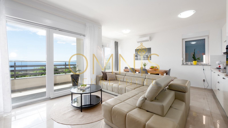 MATULJI &ndash; MODERN APARTMENT 95 m&sup2; WITH A VIEW OF KVARNER&comma; 2 PARKING SPACES AND PRIVATE YARD