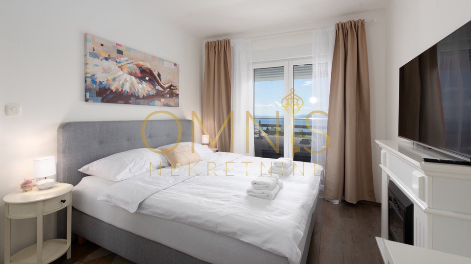 MATULJI &ndash; MODERN APARTMENT 95 m&sup2; WITH A VIEW OF KVARNER&comma; 2 PARKING SPACES AND PRIVATE YARD