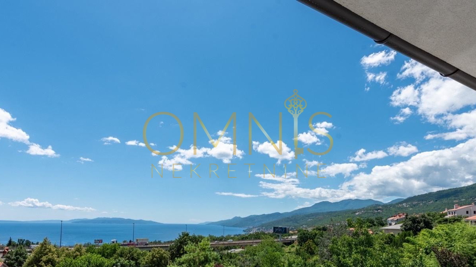 MATULJI &ndash; MODERN APARTMENT 95 m&sup2; WITH A VIEW OF KVARNER&comma; 2 PARKING SPACES AND PRIVATE YARD