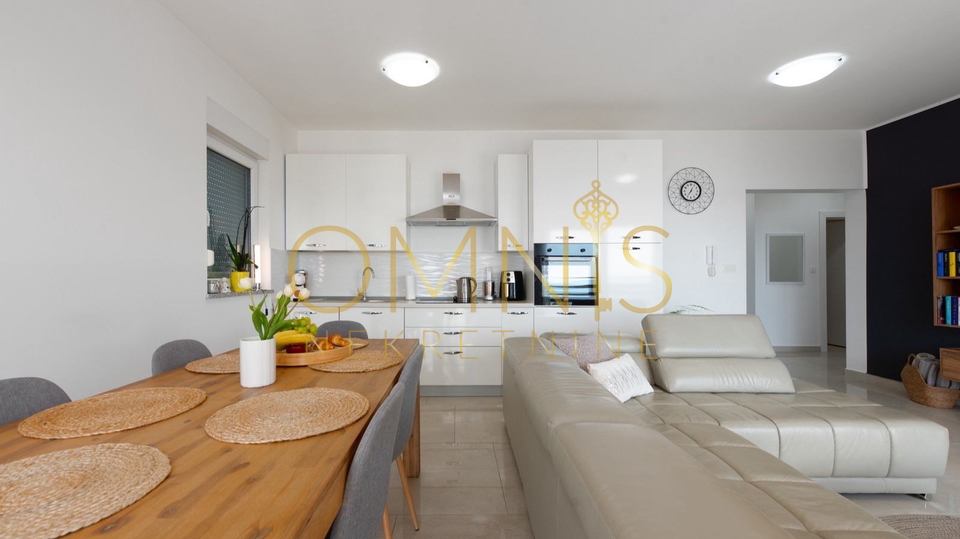 MATULJI &ndash; MODERN APARTMENT 95 m&sup2; WITH A VIEW OF KVARNER&comma; 2 PARKING SPACES AND PRIVATE YARD
