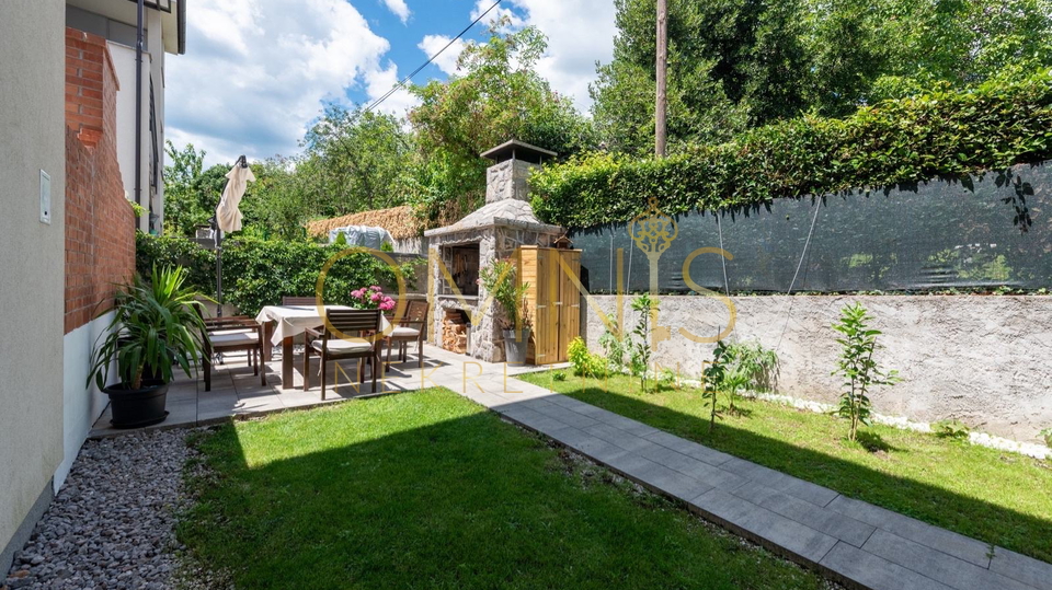 MATULJI &ndash; MODERN APARTMENT 95 m&sup2; WITH A VIEW OF KVARNER&comma; 2 PARKING SPACES AND PRIVATE YARD