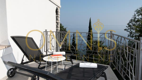 Opatija, Punta Kolova – prostran stan 140 m² drugi red do mora s pogledom