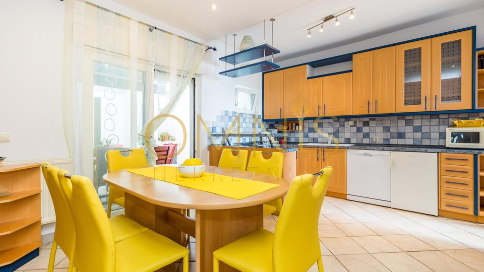 Opatija, Punta Kolova – prostran stan 140 m² drugi red do mora s pogledom