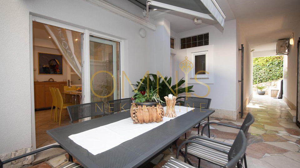 Opatija, Punta Kolova – prostran stan 140 m² drugi red do mora s pogledom