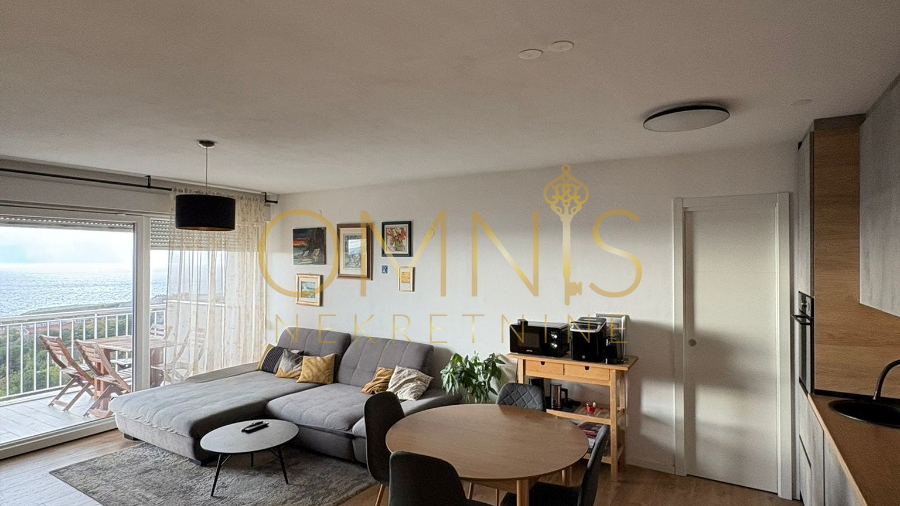 Turnić – prodaje se komforan 3S+DB stan od 88 m² s prekrasnim otvorenim pogledom na more!