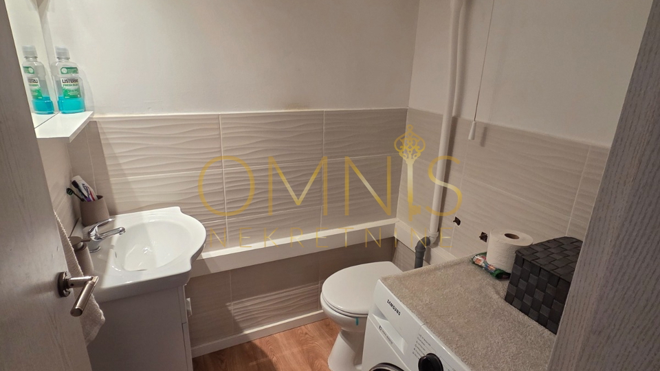 Turnić – prodaje se komforan 3S+DB stan od 88 m² s prekrasnim otvorenim pogledom na more!