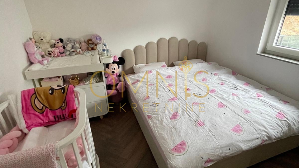 Rešetari, novogradnja, 1S+DB – potpuno namješten!