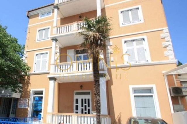 CRIKVENICA,stan na prodaju,prvi red do mora!